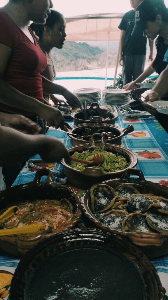 Bufet de alimentos para grupos de turistas