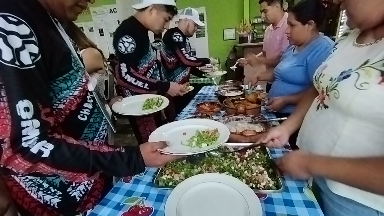 Bufet en restaurant en grupos de aventureros